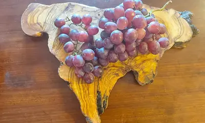 Local artisan grapes on handcrafted wooden board - Sóller signature products